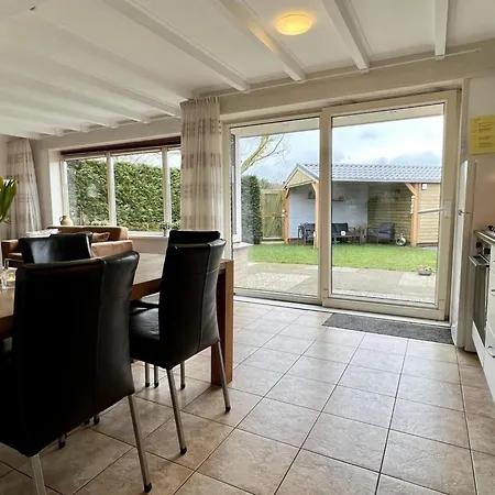 Vakantiehuis Detached With Garden *