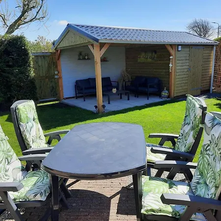 Detached With Garden Σπίτι διακοπών *